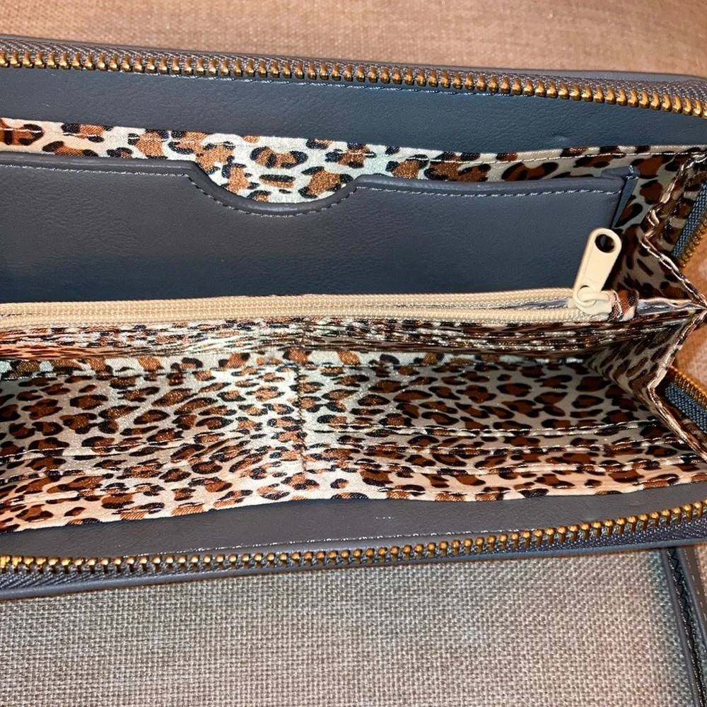 TAHARI Cream Gray Leather Wristlet New Designer Leopard Continental Spacious